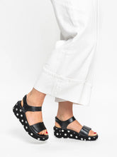 Load image into Gallery viewer, ARA ROSEPETAL BLACK
