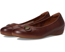 Load image into Gallery viewer, JOSEF SEIBEL FLORINA 04 COGNAC

