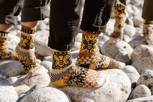 Load image into Gallery viewer, SOLMATE CREW SOCKS HONEY BEE
