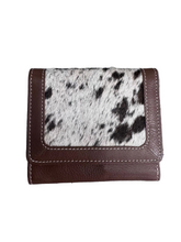 Load image into Gallery viewer, ILI NEWYORK HAIR CALF TRIFOLD TOFFEE

